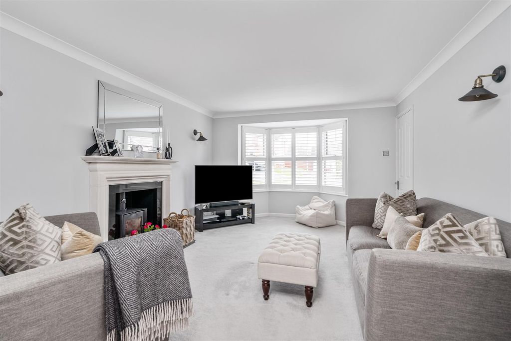 Property photo 2 of 18 2 Austcliff Drive_7.Jpg