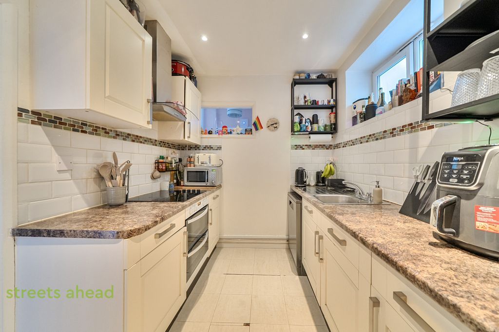 Property photo 3 of 16 8461E56d-Feac-413...