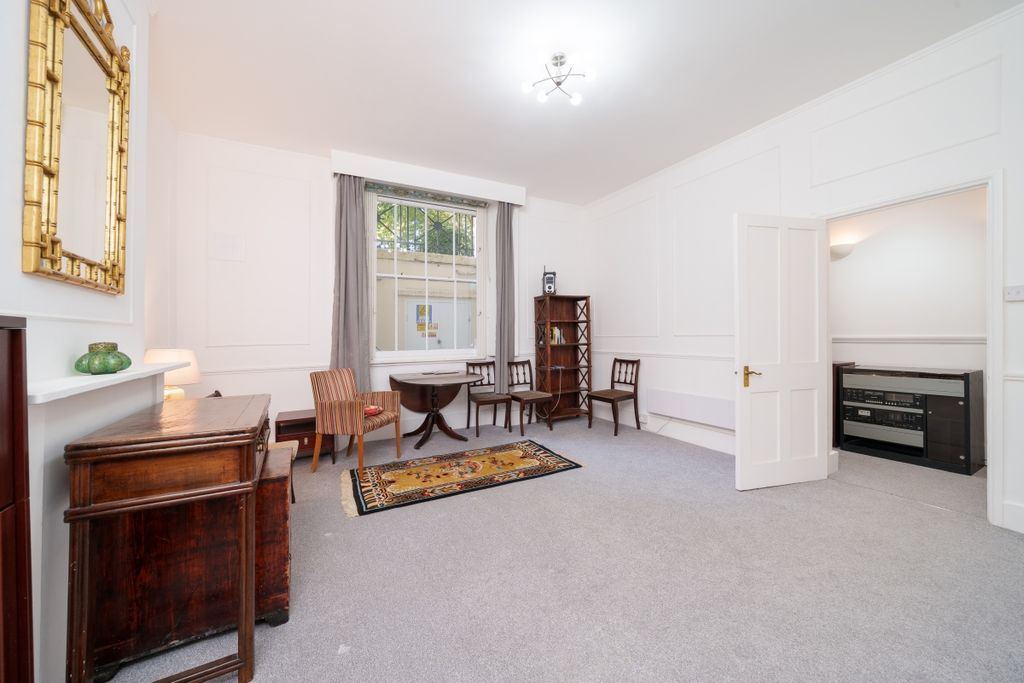 Property photo 2 of 9 Ennismore Gardens...
