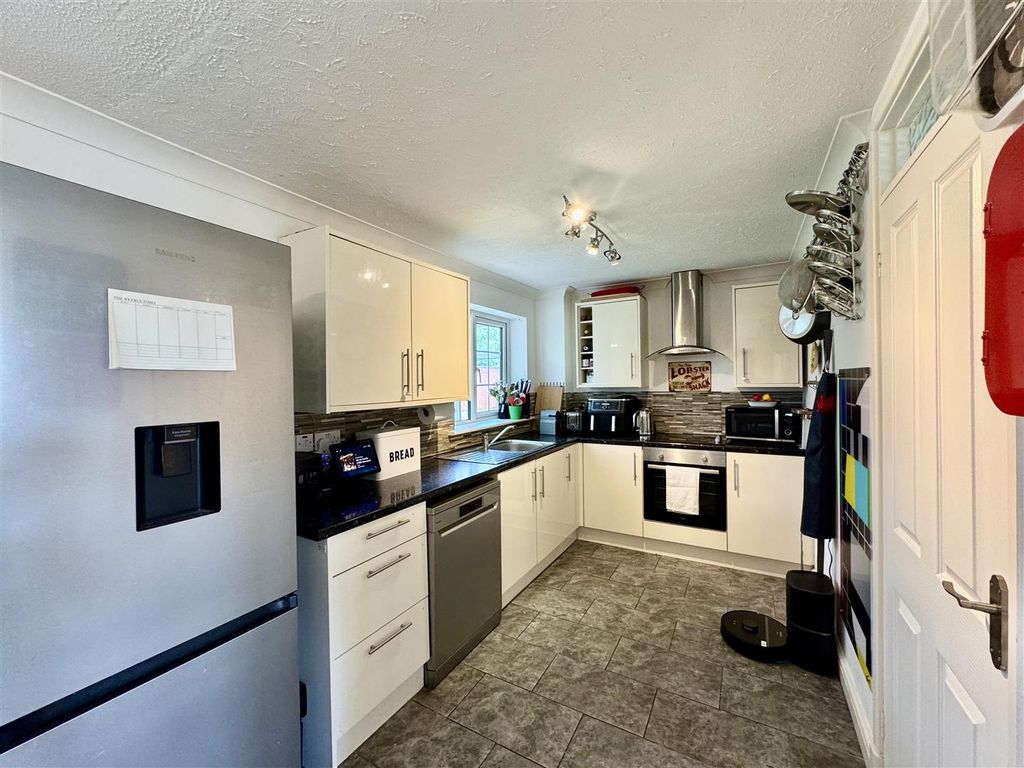 Property photo 3 of 21 Kitchen