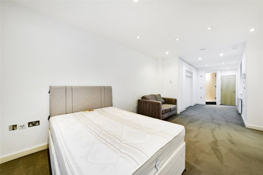 Property photo 1 of 9 Studio Room
