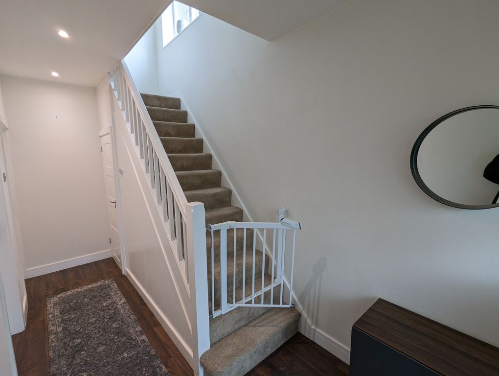 Property photo 2 of 10 Hallway