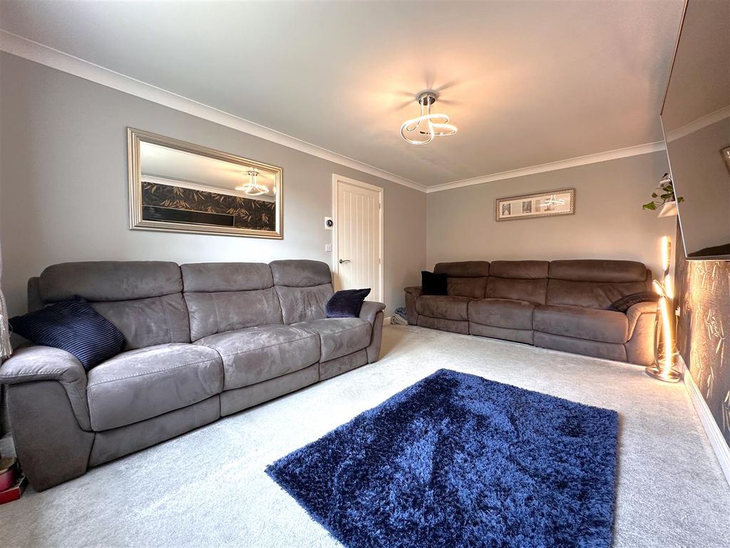 Property photo 3 of 26 Lounge Aspect Two 567