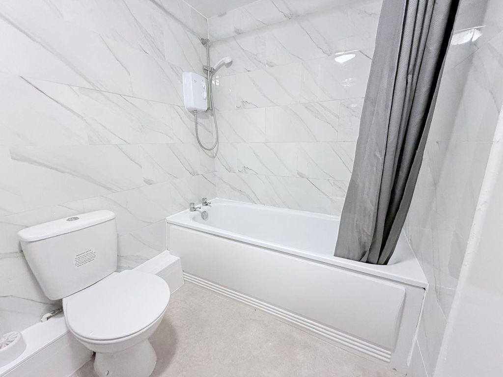 Property photo 1 of 8 Bathroom