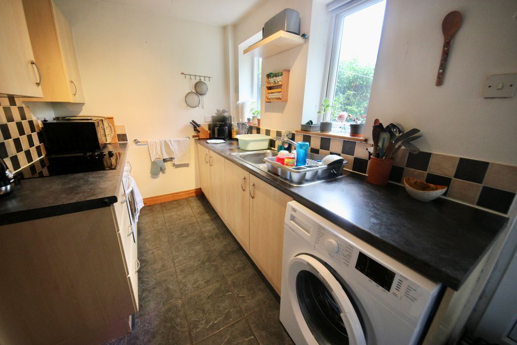 Property photo 3 of 7 Kitchen