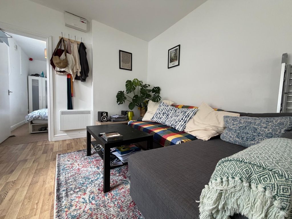 Property photo 2 of 6 2d35Bffc-Bc0d-4A7B-957B-97E6c1168Ad1