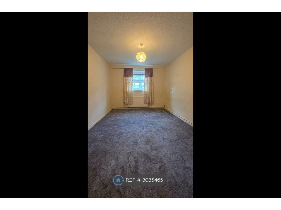 Property photo 2 of 6 Bedroom