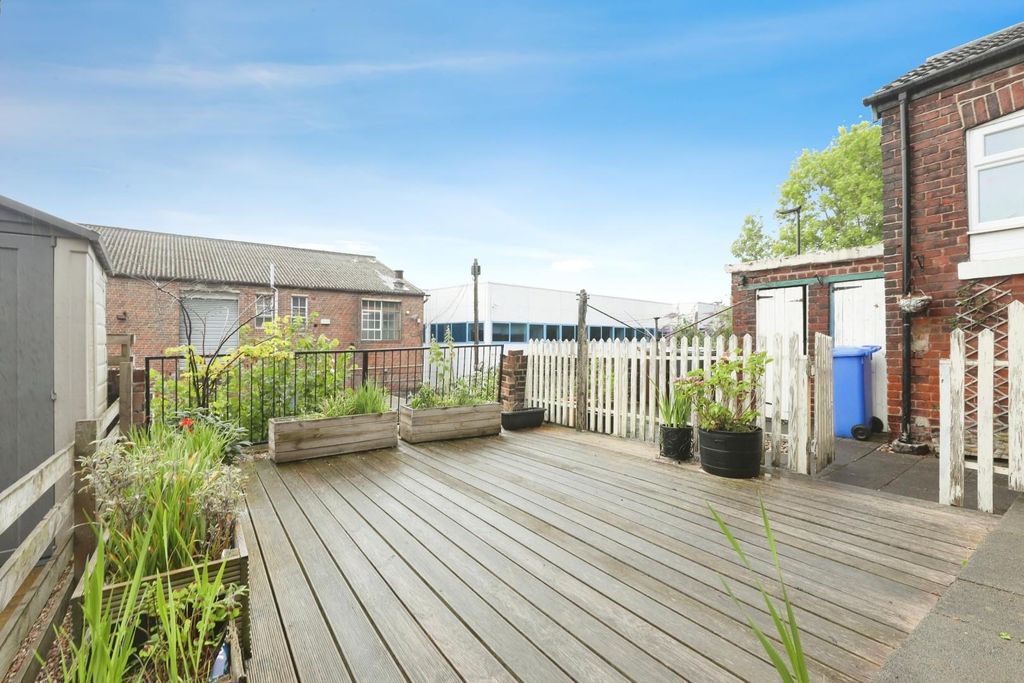 Property photo 2 of 27 Garden