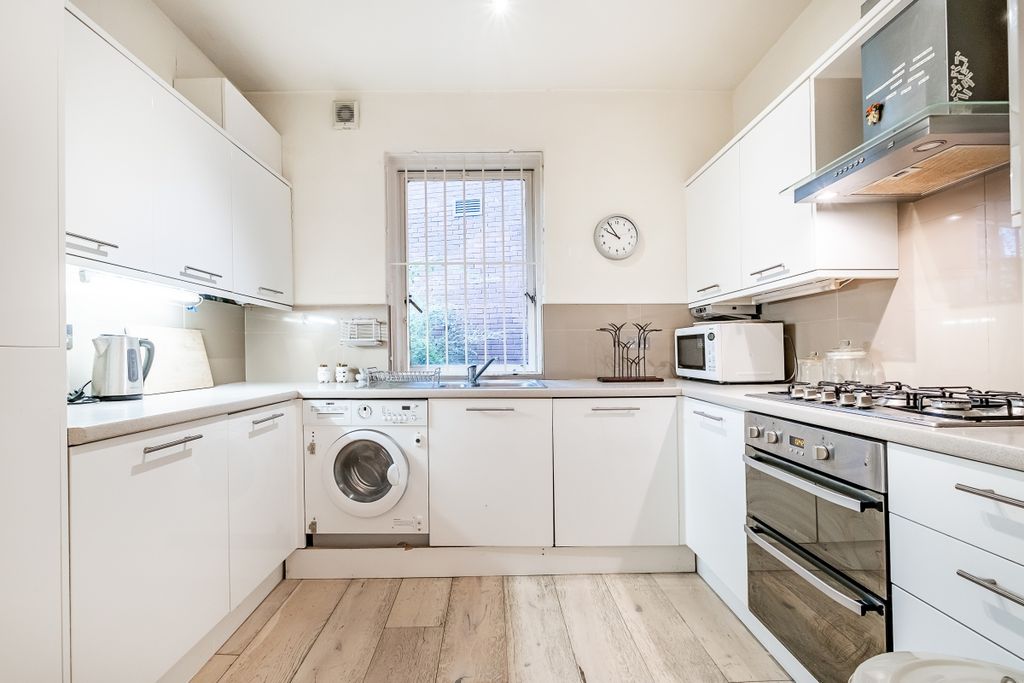 Property photo 2 of 11 Kitchen