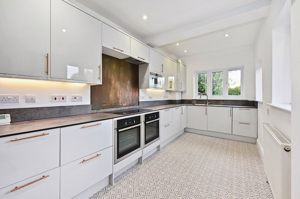 Property photo 3 of 16 Kitchen