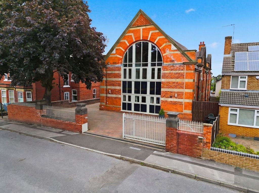 2 bed flat for saleMaple Court, Avenue Road, Chesterfield S41