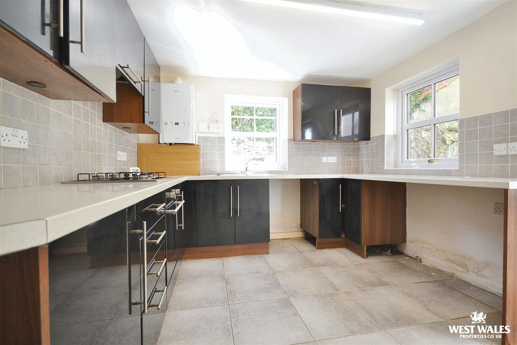 Property photo 2 of 20 Kitchen