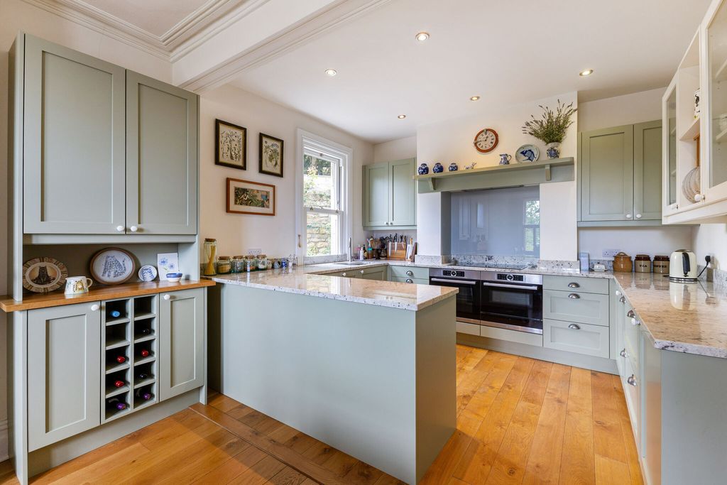 Property photo 3 of 17 Kitchen