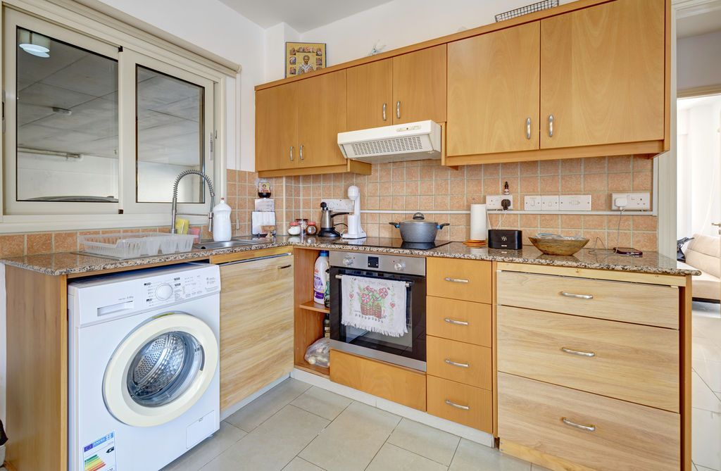 Property photo 2 of 11 Kitchen