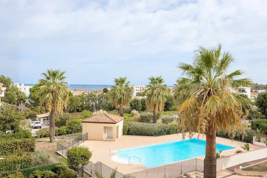 Property photo 1 of 13 Top Floor – Renovated Apartment With Sea Views