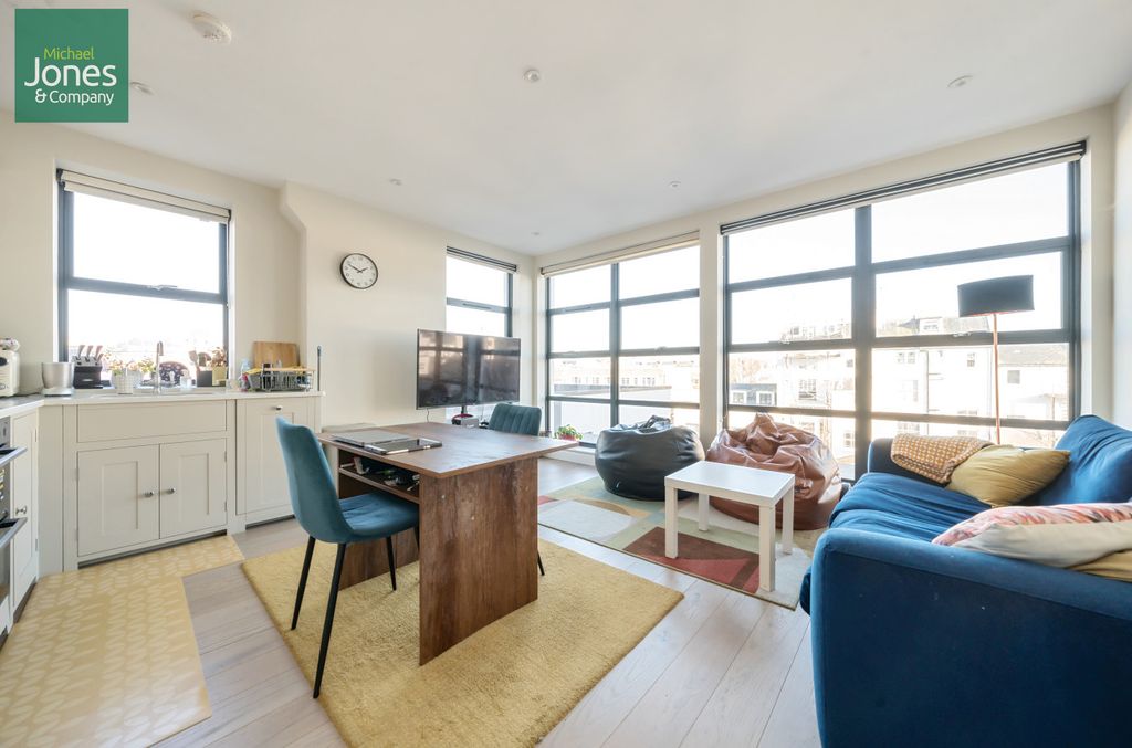 Property photo 1 of 10 Kitchen/Lounge