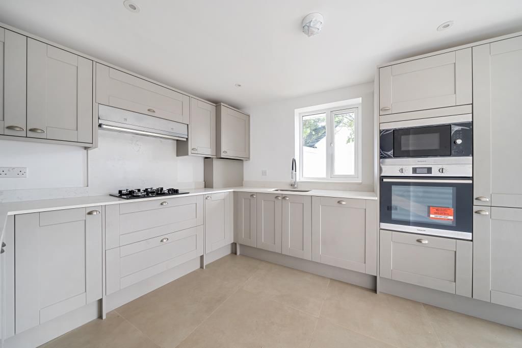 Property photo 3 of 11 Kitchen