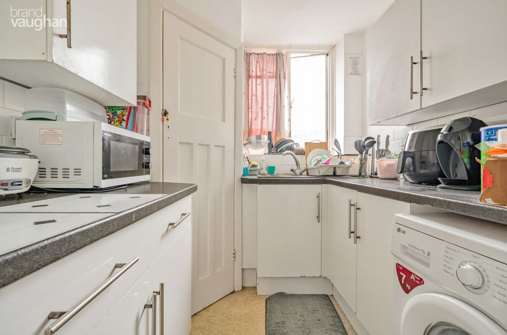 Property photo 3 of 5 Kitchen