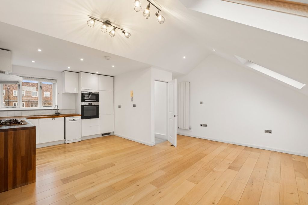Property photo 1 of 11 Kitchen/Reception