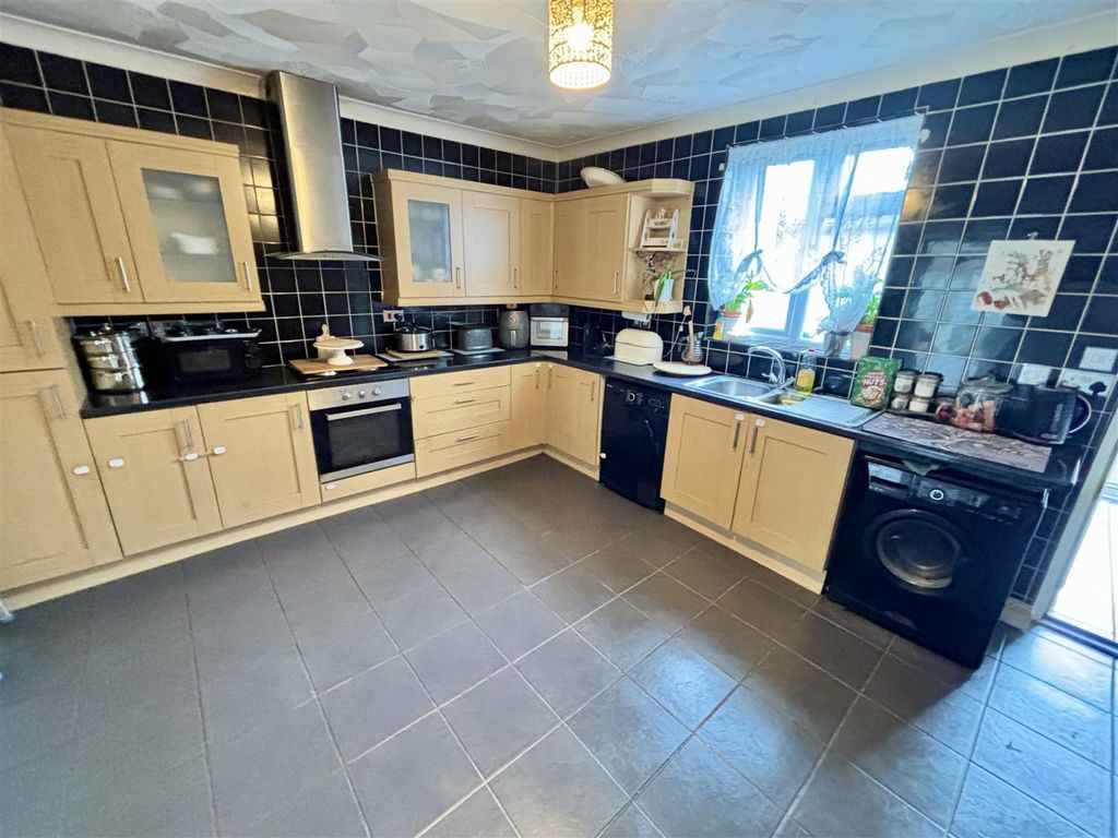 Property photo 3 of 8 Kitchen