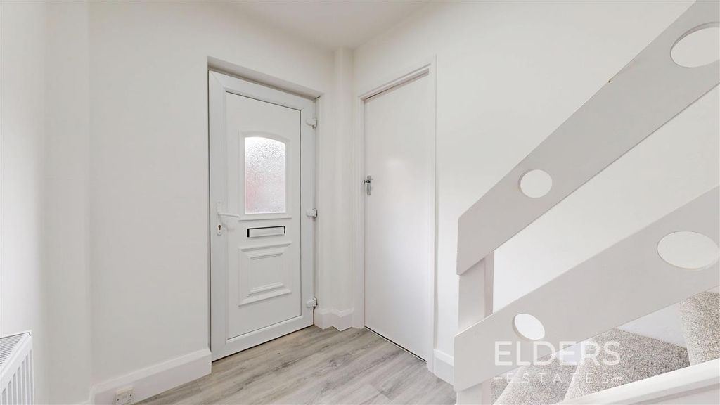 Property photo 3 of 17 Entrance Hall