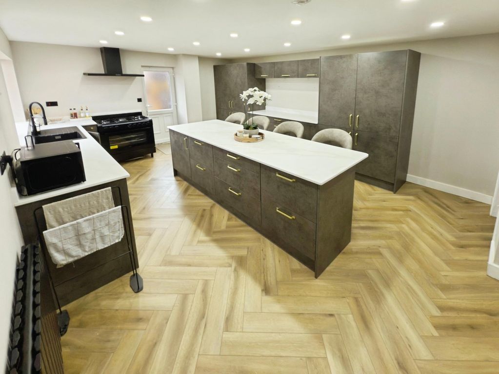 Property photo 2 of 18 Picture No. 35