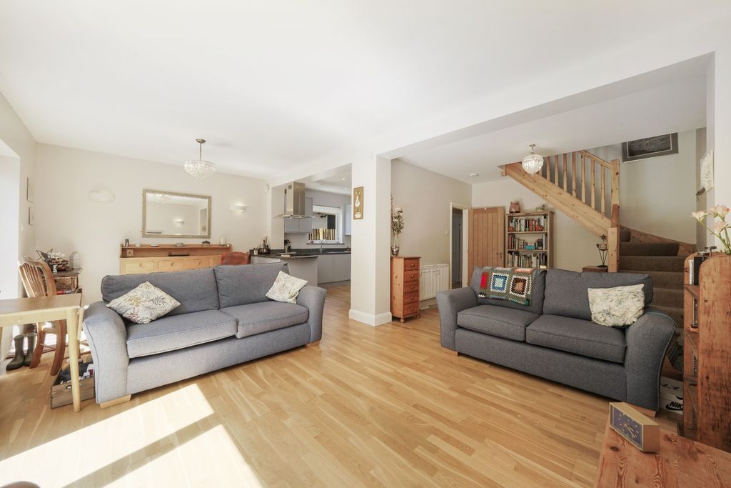 Property photo 2 of 20 5233732