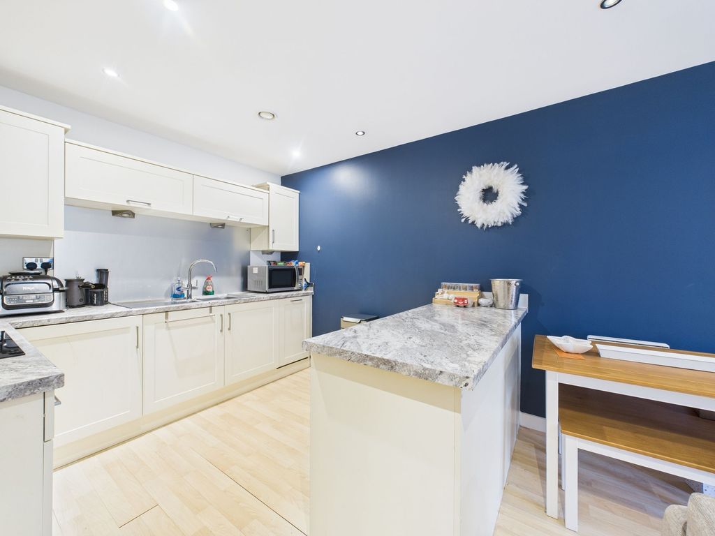 Property photo 2 of 11 Kitchen