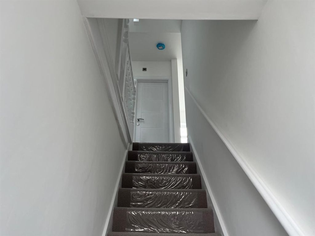 Property photo 2 of 16 Entrance Hall.Jpg