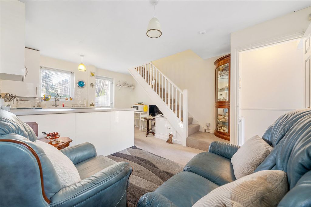 Property photo 2 of 11 Byron Close-2.Jpg