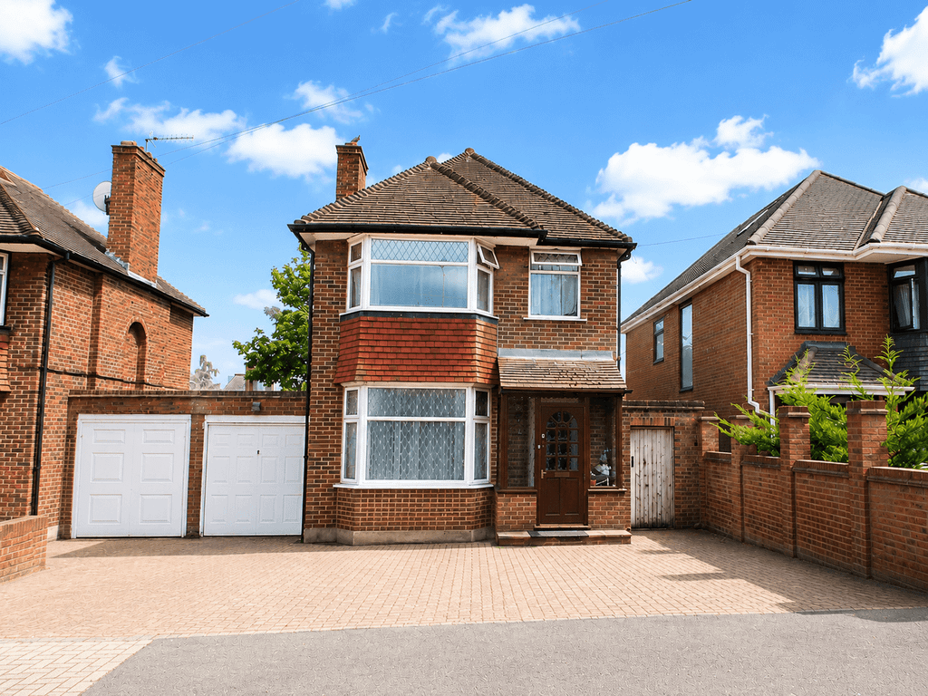 Property photo 1 of 12 3 Bed Detached House To Rent Beverley Drive, Edgware Ha8