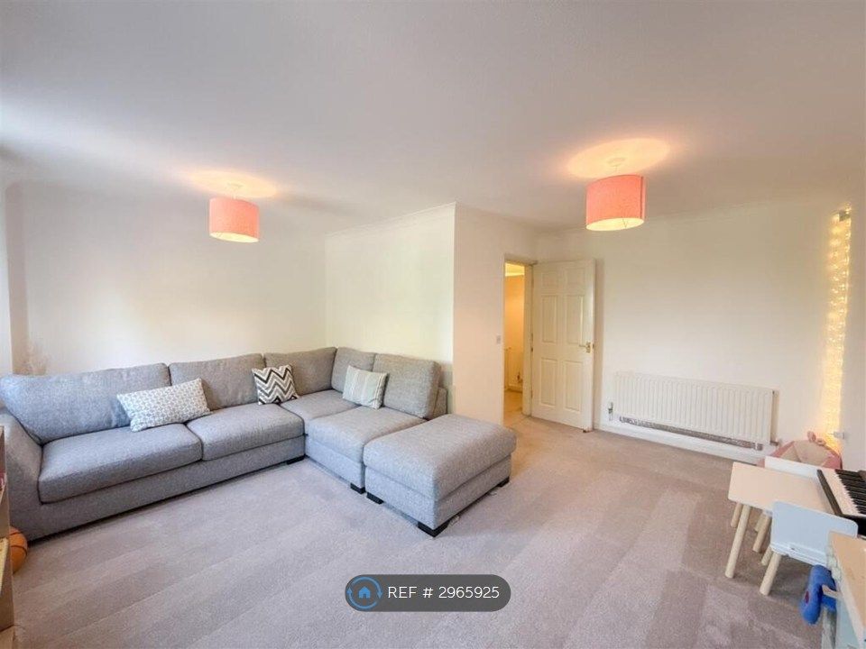 Property photo 3 of 13 Living 1
