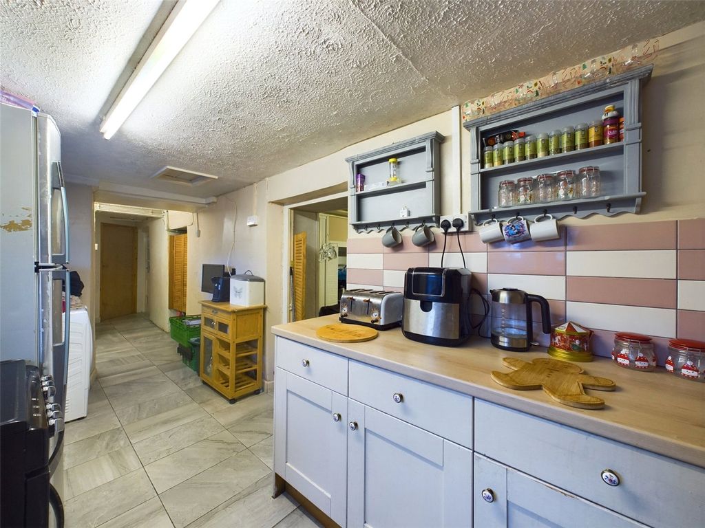 Property photo 3 of 8 Kitchen Alt