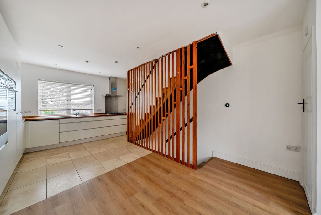 Property photo 1 of 10 1439505-10-69Ccee...