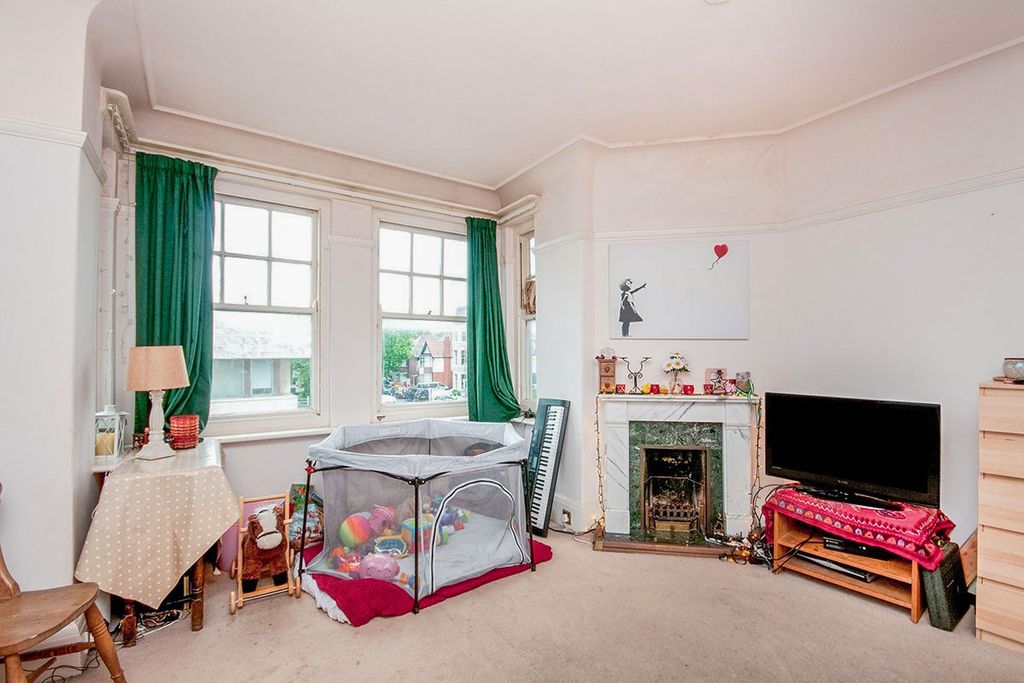 Property photo 2 of 8 Lounge