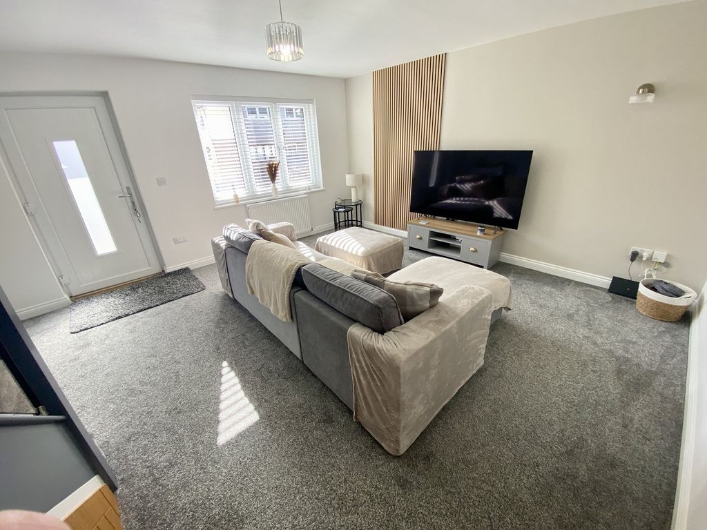 Property photo 3 of 18 Lounge