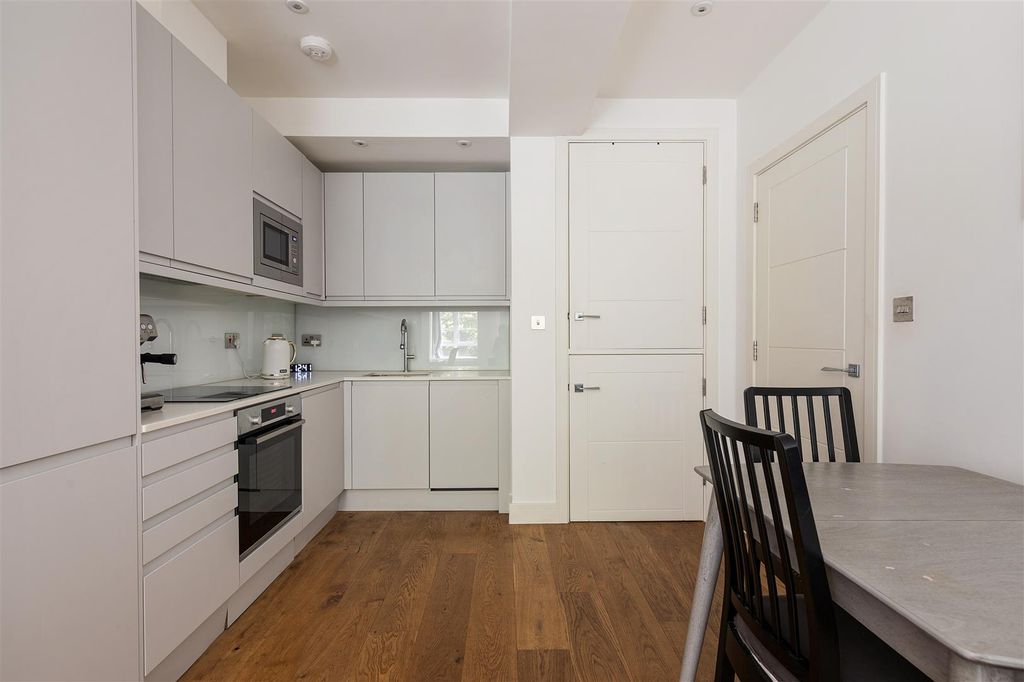Property photo 2 of 17 Lemna Road, E11