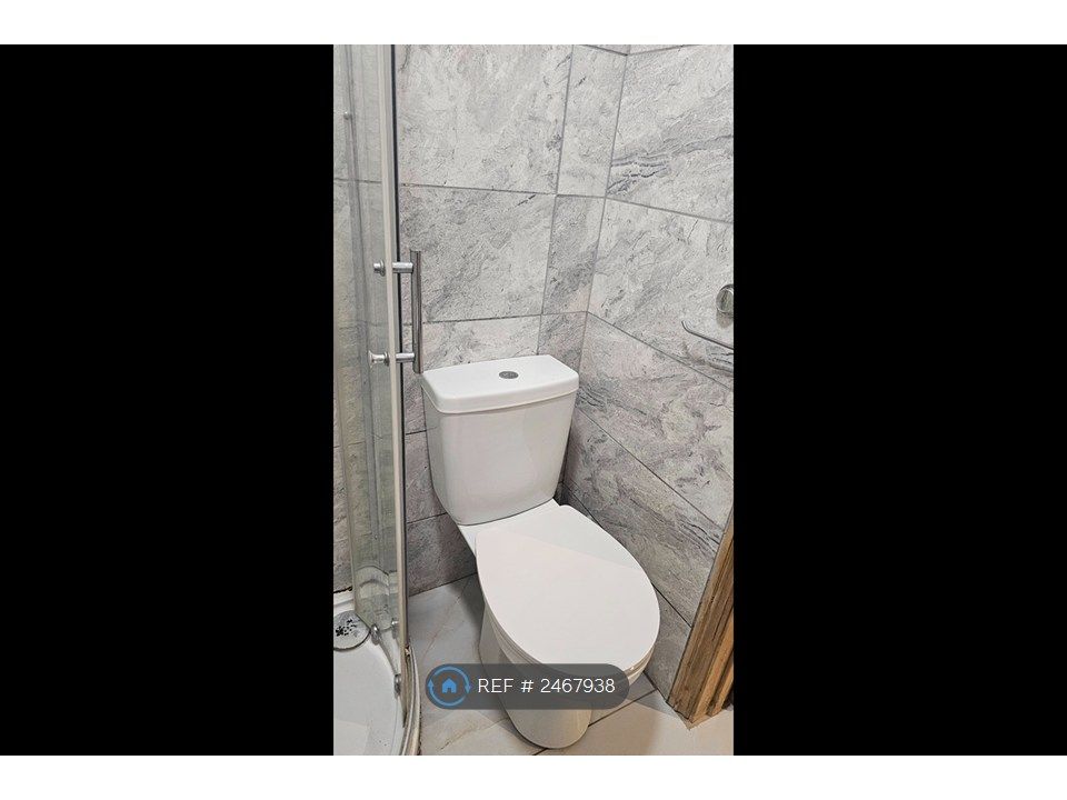 Property photo 3 of 12 Toilet 2nd Pic