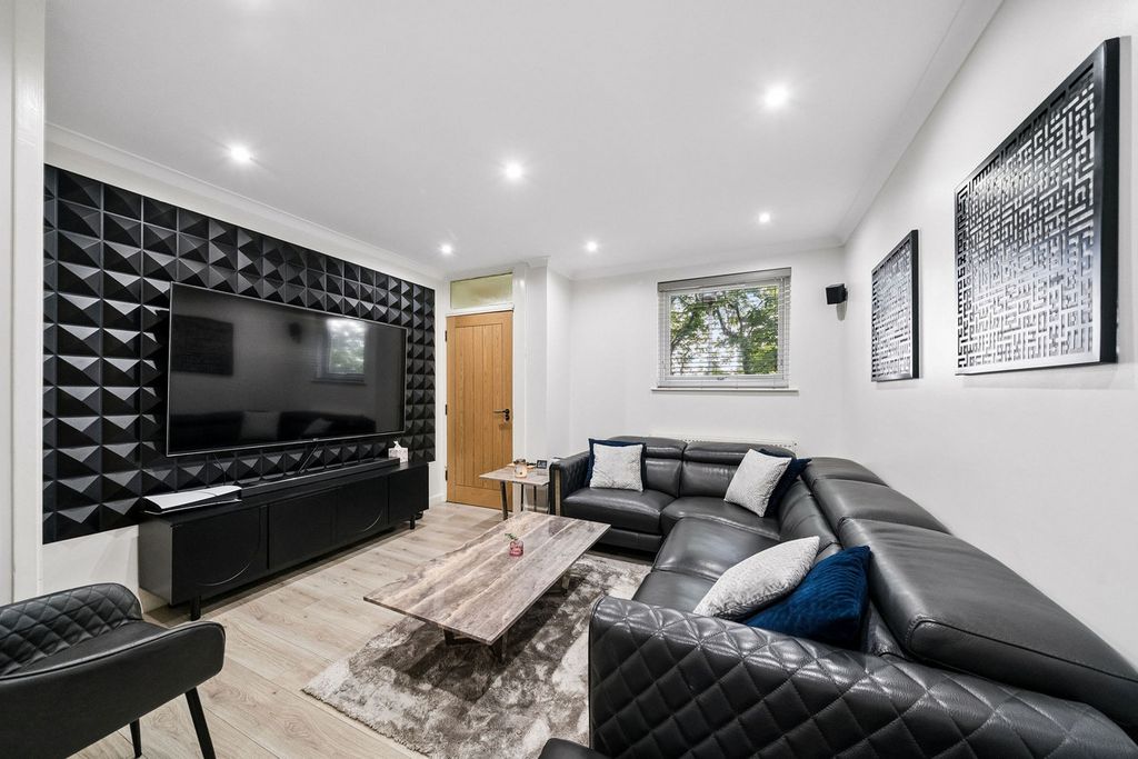 Property photo 2 of 32
