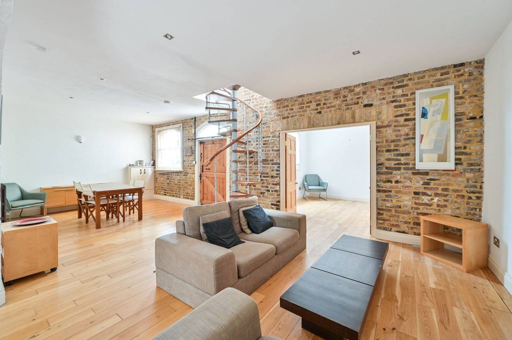 Property photo 3 of 11