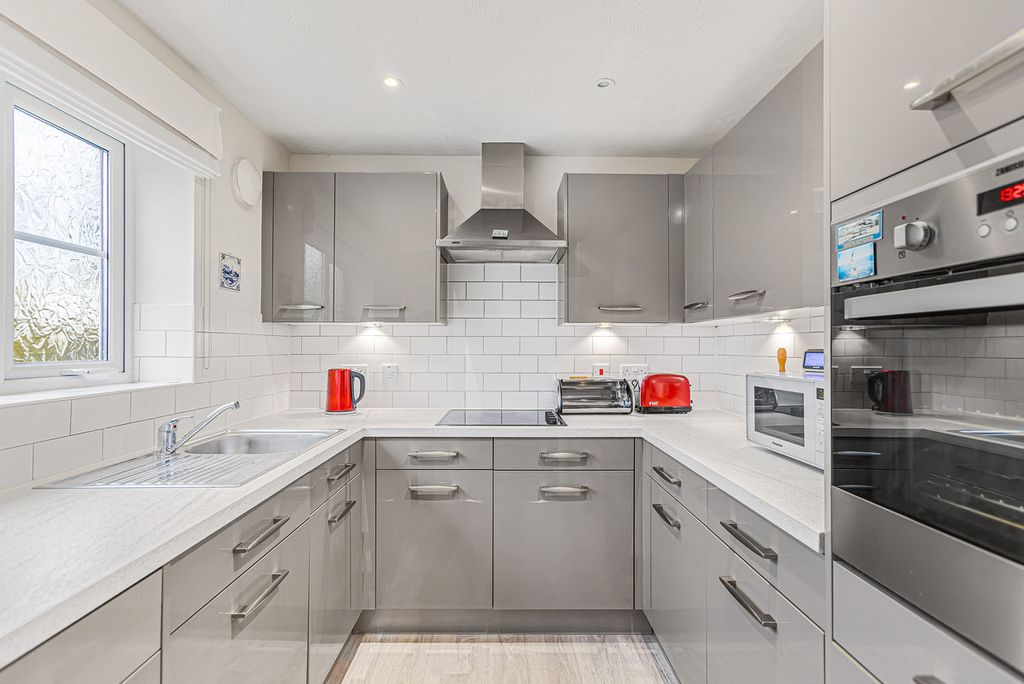 Property photo 2 of 24