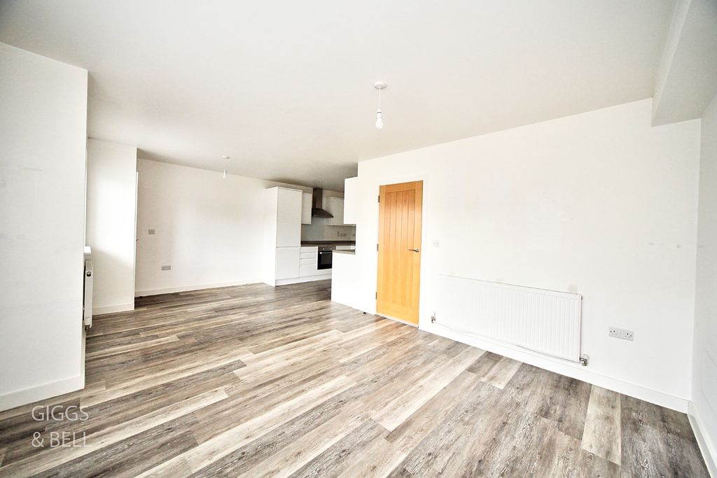 Property photo 3 of 13 4339482