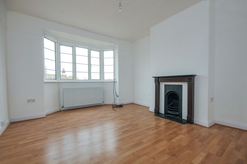 Property photo 1 of 8 Lounge