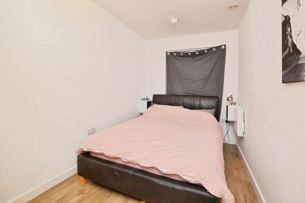 Property photo 3 of 7 Bedroom 1