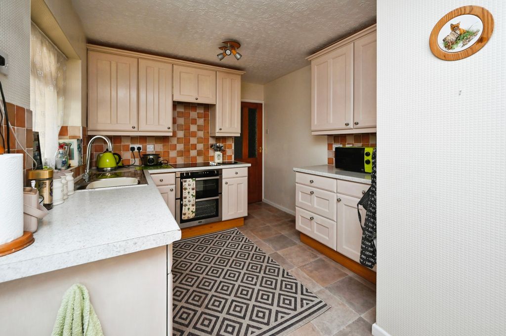 Property photo 3 of 17 Kitchen