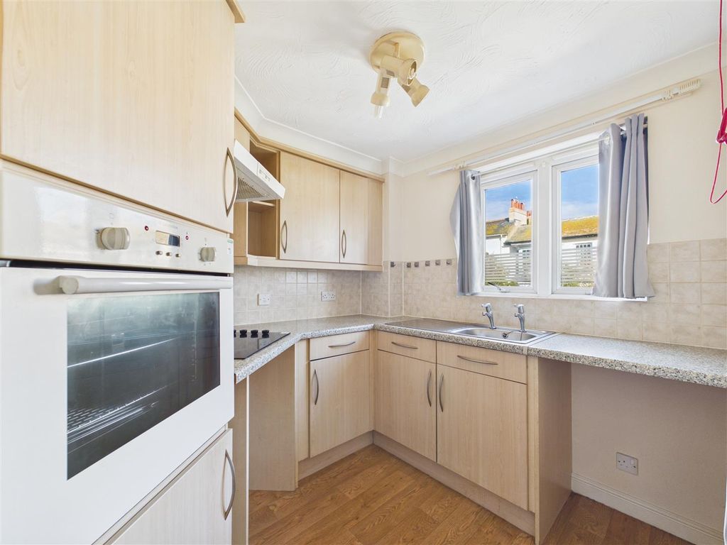 Property photo 3 of 19 Kitchen
