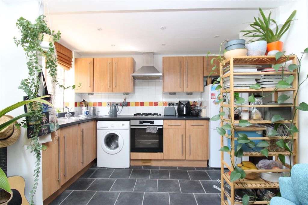 Property photo 2 of 10 Kitchen
