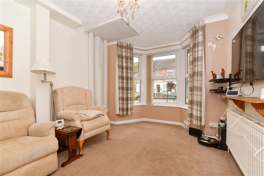 Property photo 3 of 13 Lounge