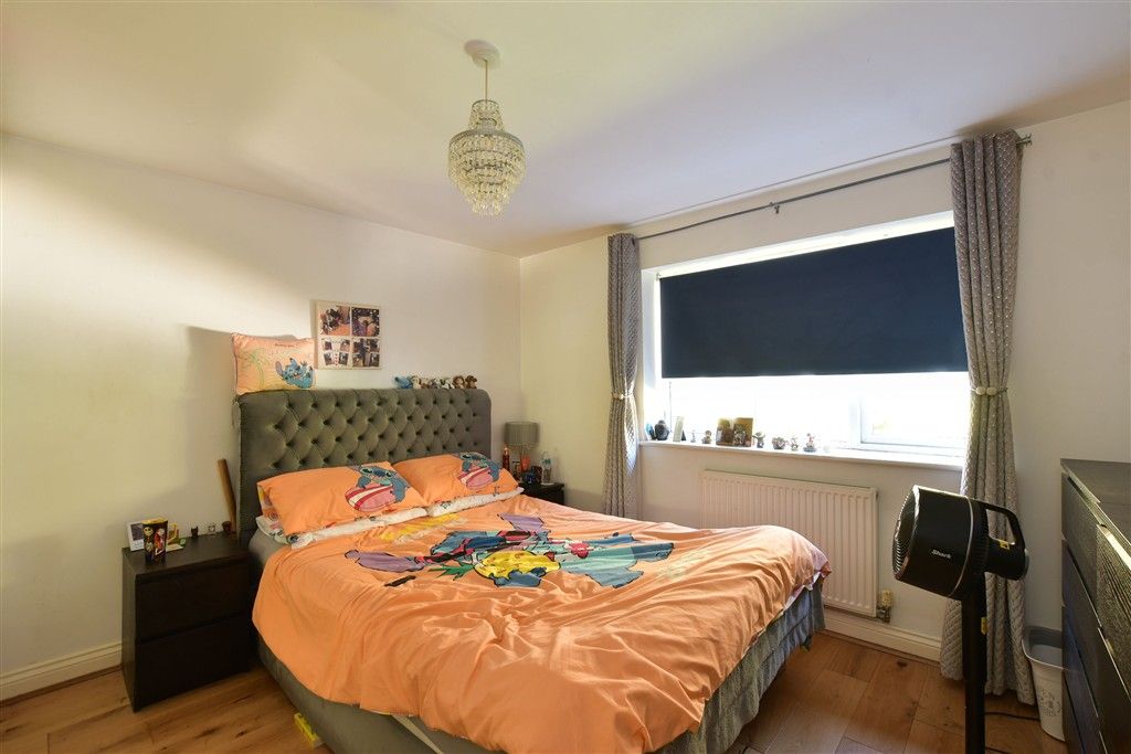 Property photo 1 of 6 Bedroom