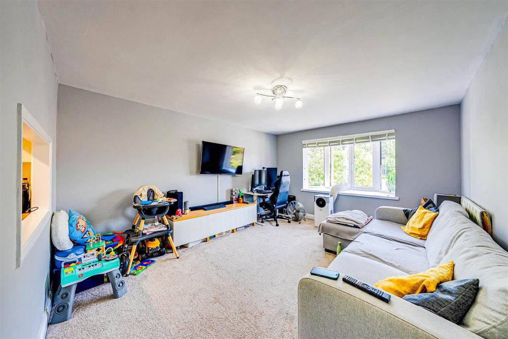 Property photo 2 of 13 Lounge